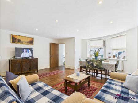 2 bedroom Flat for sale in Hartington Place, Eastbourne, BN21