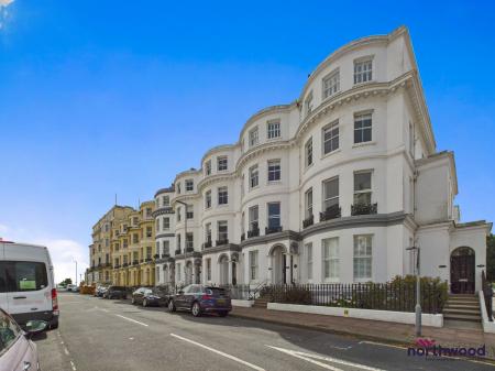 2 bedroom Flat for sale in Hartington Place, Eastbourne, BN21