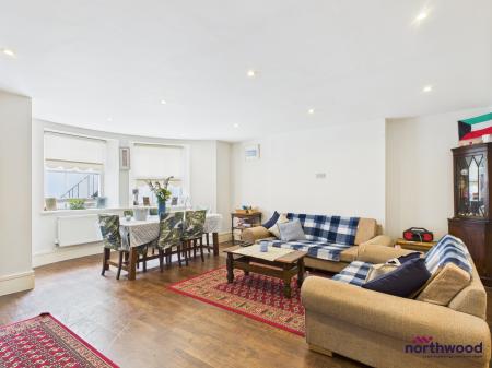 2 bedroom Flat for sale in Hartington Place, Eastbourne, BN21