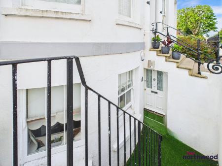 2 bedroom Flat for sale in Hartington Place, Eastbourne, BN21