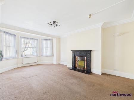 3 bedroom Flat for sale in Queens Gardens, Eastbourne, BN21