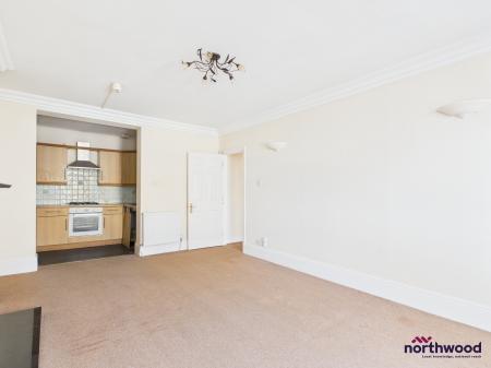 3 bedroom Flat for sale in Queens Gardens, Eastbourne, BN21