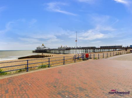 3 bedroom Flat for sale in Queens Gardens, Eastbourne, BN21