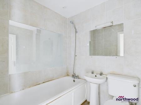 3 bedroom Flat for sale in Queens Gardens, Eastbourne, BN21