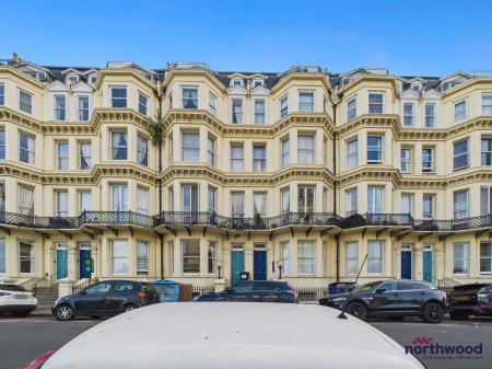 3 bedroom Flat for sale in Queens Gardens, Eastbourne, BN21