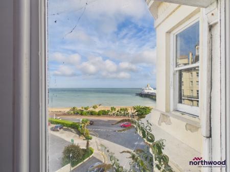 3 bedroom Flat for sale in Queens Gardens, Eastbourne, BN21