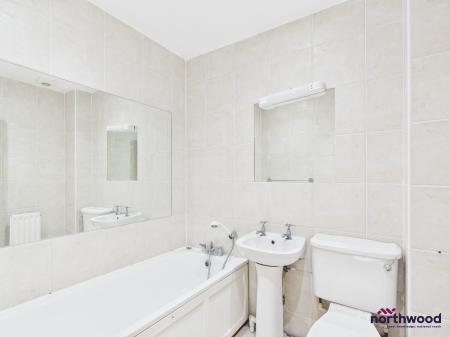 2 bedroom Flat for sale in Queens Gardens, Eastbourne, BN21