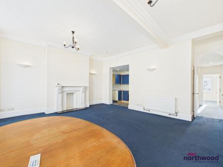 2 bedroom Flat for sale in Queens Gardens, Eastbourne, BN21
