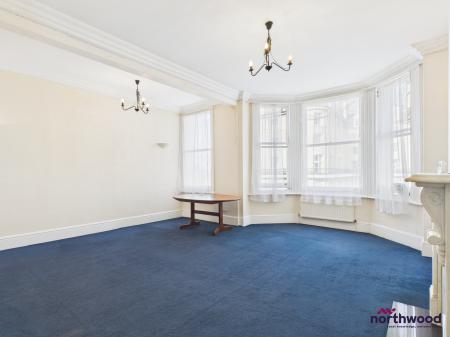 2 bedroom Flat for sale in Queens Gardens, Eastbourne, BN21