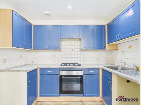 2 bedroom Flat for sale in Queens Gardens, Eastbourne, BN21