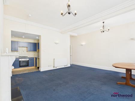 2 bedroom Flat for sale in Queens Gardens, Eastbourne, BN21