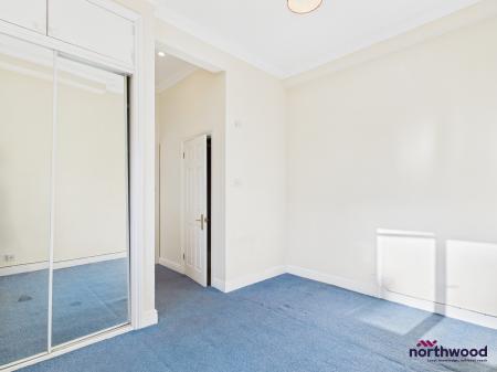 2 bedroom Flat for sale in Queens Gardens, Eastbourne, BN21