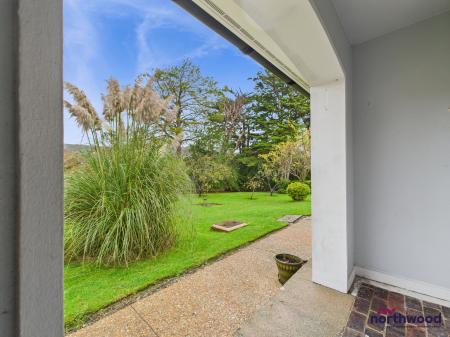 1 bedroom Bungalow to let in Farlaine Road, Willingdon, Eastbourne, BN21