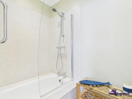 1 bedroom Maisonette to let in Chiswick Place, Eastbourne, BN21