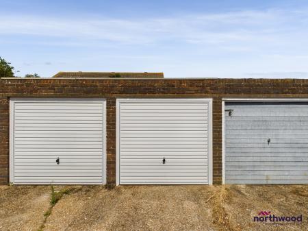 3 bedroom Terraced House to let in Southerden Close, Hailsham, BN27