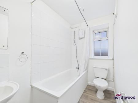 2 bedroom Flat to let in Seaside, Roselands, Eastbourne, BN22