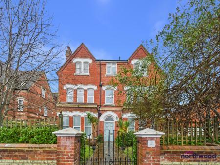 2 bedroom Flat for sale in Grassington Road, Lower Meads, Eastbourne, BN20