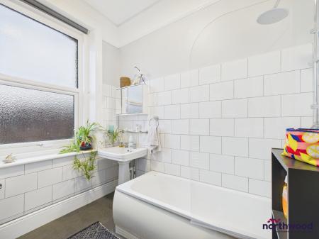 2 bedroom Flat for sale in Grassington Road, Lower Meads, Eastbourne, BN20