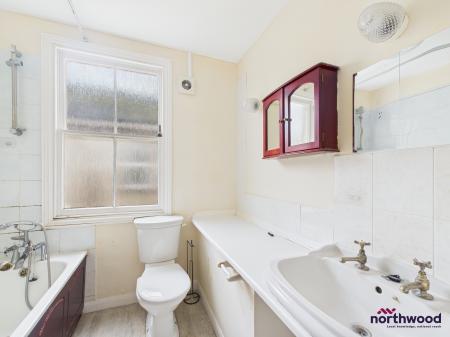 1 bedroom Studio flat to let in Jevington Gardens, Lower Meads, Eastbourne, BN21