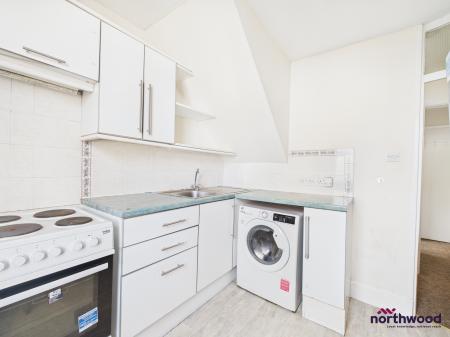 1 bedroom Studio flat to let in Jevington Gardens, Lower Meads, Eastbourne, BN21