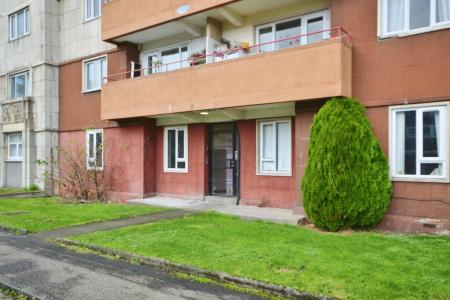 3 bedroom Flat to let in Westfield Court, Edinburgh, EH11