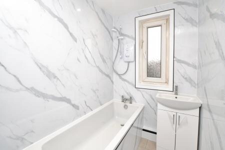 3 bedroom Flat to let in Westfield Court, Edinburgh, EH11