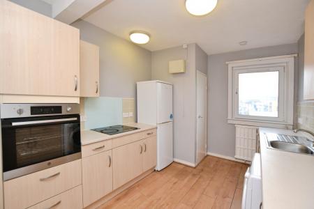 3 bedroom Flat to let in Westfield Court, Edinburgh, EH11