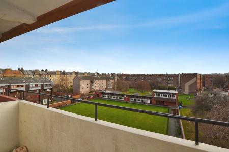 3 bedroom Flat to let in Westfield Court, Edinburgh, EH11