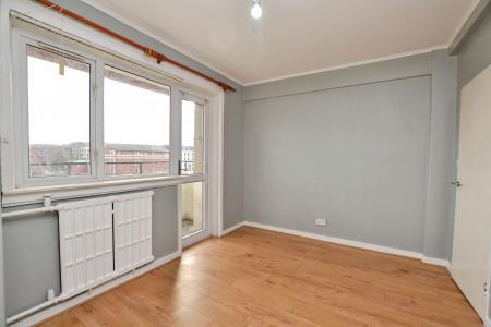 3 bedroom Flat to let in Westfield Court, Edinburgh, EH11