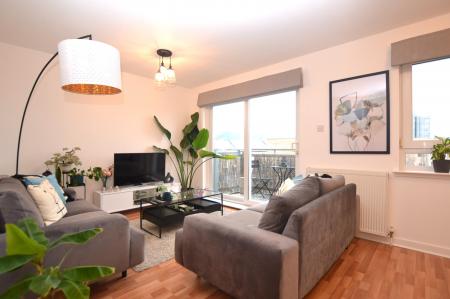 2 bedroom Flat to let in Albion Gardens, Leith, Edinburgh, EH7