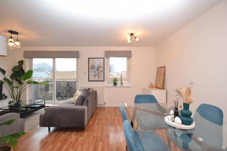 2 bedroom Flat to let in Albion Gardens, Leith, Edinburgh, EH7