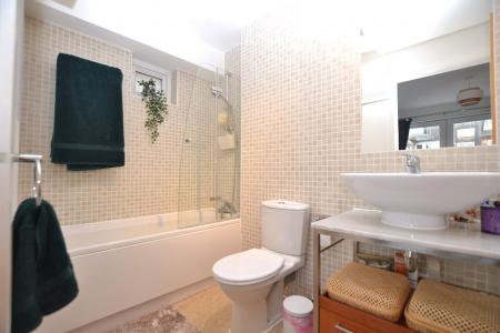 2 bedroom Flat to let in Albion Gardens, Leith, Edinburgh, EH7