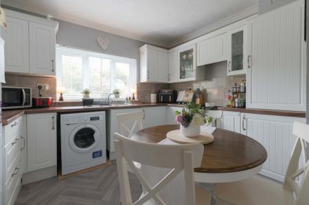 2 bedroom Maisonette for sale in Ewell By Pass, Ewell, Epsom, KT17