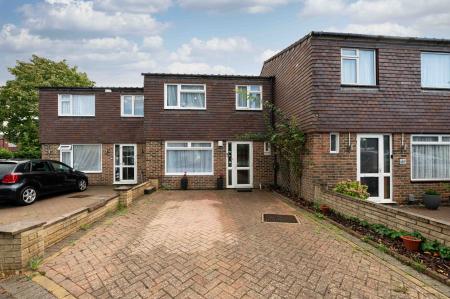 3 bedroom End of terrace house for sale in Hollymoor Lane, Epsom, KT19