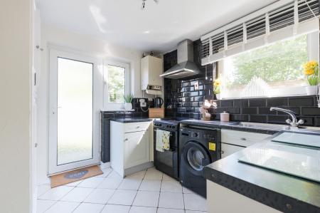 2 bedroom Maisonette for sale in Larkspur Way, West Ewell, Epsom, KT19