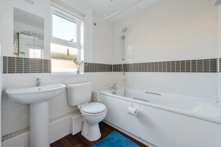 1 bedroom Ground floor flat for sale in Revere Way, Ewell, Epsom, KT19