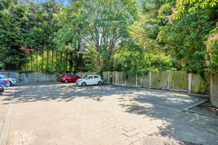 1 bedroom Ground floor flat for sale in Revere Way, Ewell, Epsom, KT19