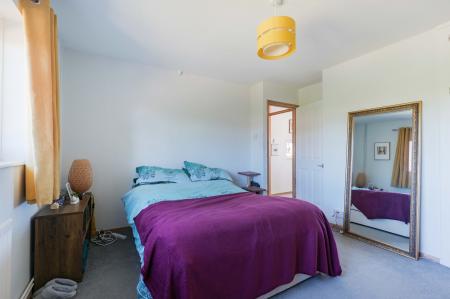 1 bedroom Flat for sale in Scotts Farm Road, West Ewell, Epsom, KT19