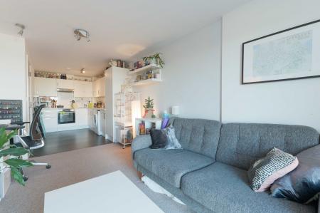 1 bedroom Flat for sale in Station Approach, Epsom, KT19
