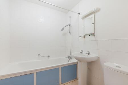 1 bedroom Flat for sale in Yeomanry Close, Epsom, KT17