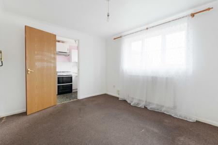 1 bedroom Flat for sale in Yeomanry Close, Epsom, KT17