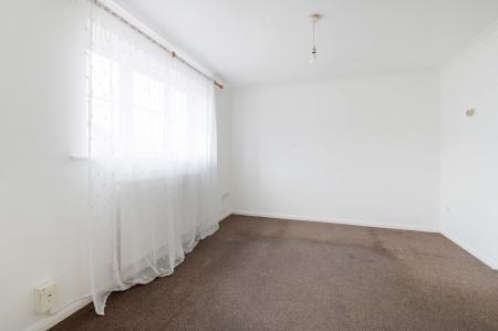 1 bedroom Flat for sale in Yeomanry Close, Epsom, KT17