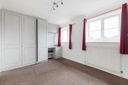 1 bedroom Flat for sale in Yeomanry Close, Epsom, KT17