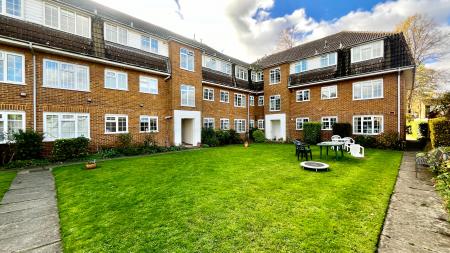 2 bedroom Flat to let in Chessington Road, Ewell, Epsom, KT17