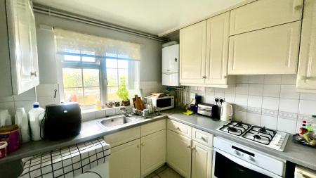 2 bedroom Flat to let in Chessington Road, Ewell, Epsom, KT17