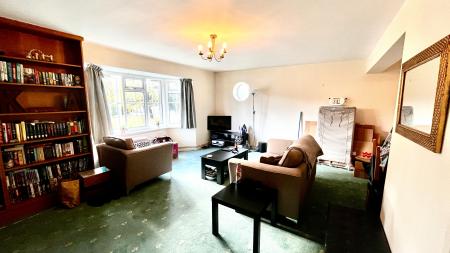 2 bedroom Flat to let in Chessington Road, Ewell, Epsom, KT17