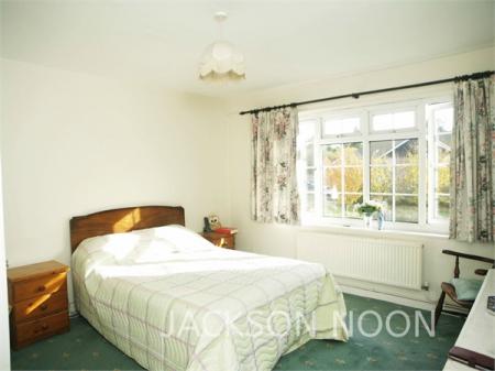 2 bedroom Flat to let in Chessington Road, Ewell, Epsom, KT17