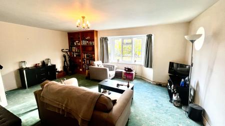 2 bedroom Flat to let in Chessington Road, Ewell, Epsom, KT17