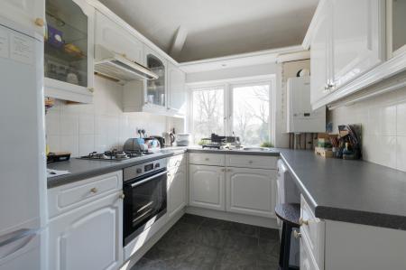 2 bedroom Maisonette to let in Station Avenue, West Ewell, Epsom, KT19