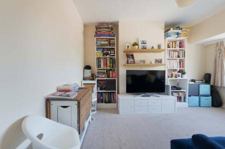 2 bedroom Maisonette to let in Station Avenue, West Ewell, Epsom, KT19